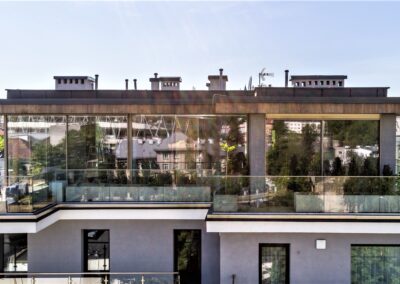 Przeszklona elewacja uzupełniona wstawkami z betonu architektonicznego