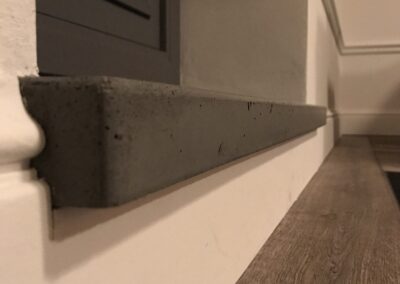 parapet z betonu barwiony na czarno