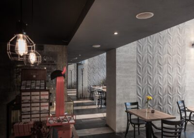 Płytki betonowa na filarach restauracji